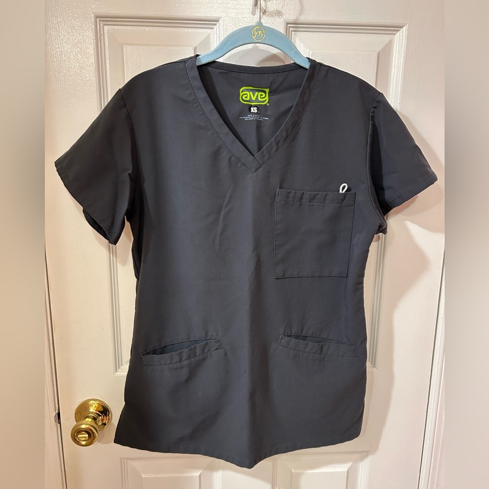 Ave by Medline grey scrub top Three pockets with badge loop Size XS